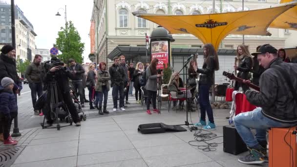Banda con vocalista chica tocar música rock y cantar en público. 4K — Vídeo de stock