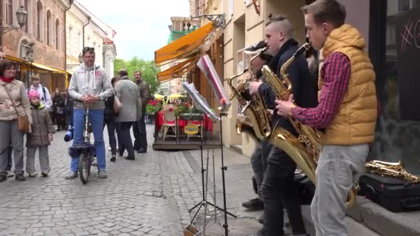 Chico trío jugar saxofones en calle música día festival — Vídeos de Stock