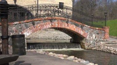 Retro taş köprü kemer ve ördek akışı yüzmek. 4k