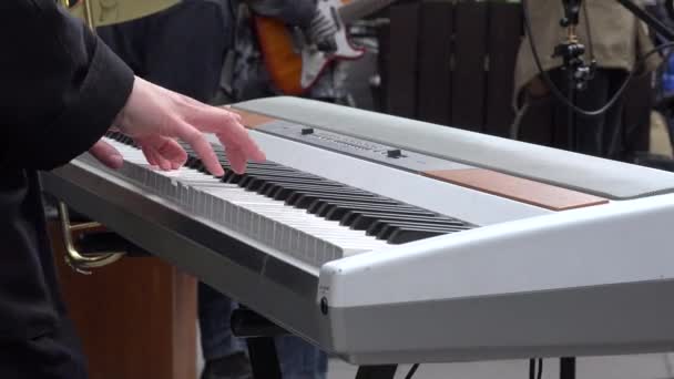 As mãos da mulher tocam teclado sintetizador e guitarra elétrica. 4K — Vídeo de Stock