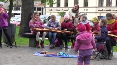 kızlar ve öğretmen yaylı aletler ile oynamak. 4k