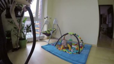 Çocuk oyun alanı boyunca yerden anne hoover toz mat yalan.