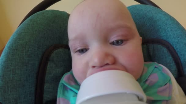 Baby eten drinken melk uit fles. 4k — Stockvideo