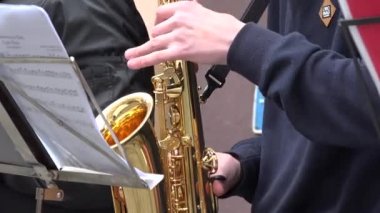 erkek asker nefesli çalgılar saksafon oynamak. 4k