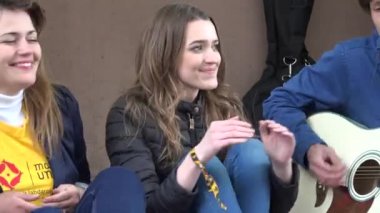 Mutlu genç arkadaşlar gitar bel soğukluğu el oynayın ve şarkı. 4k