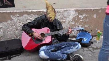 Genç punk gitaristi gitaristle oynuyor. 4K