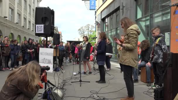 Europese studenten muzikant band met zanger vrouw. 4k — Stockvideo