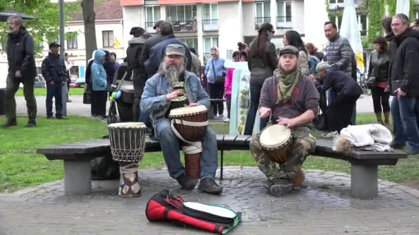 Os homens tocam ritmo com tambores de madeira e pessoas ao ar livre. 4K — Vídeo de Stock