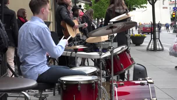 Барабанщик и молодые музыканты играют музыку и поют. 4K — стоковое видео