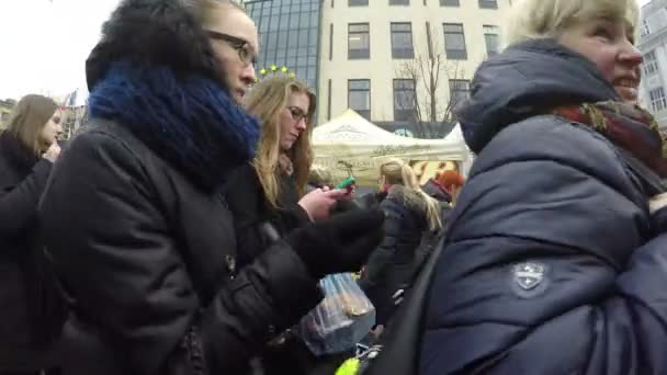 Kamera mellan människor promenad i vår Casimir Festival Fair — Stockvideo