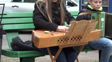 kız eller Baltık psaltery yaylı çalgı çalmak. 4k