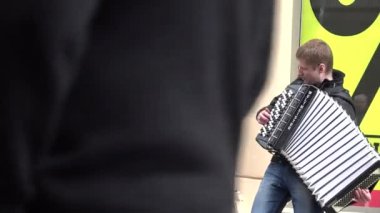 genç çocuk düet oyun Caddesi üzerinde akordeon ile
