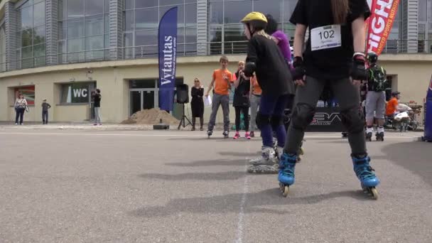 Amateur patineuse à roulettes filles commencer la compétition . — Video