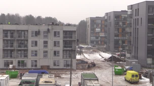 Obras de construcción colgando de la pared de la casa — Vídeo de stock