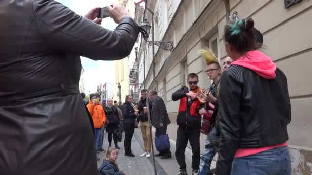 Tonåring musikaliska band sjunger och spelar populärmusik på gatan. 4K — Stockvideo