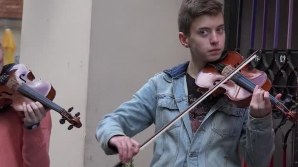 Grupo de jóvenes músicos tocan el violín en el día de la música callejera. 4K — Vídeos de Stock