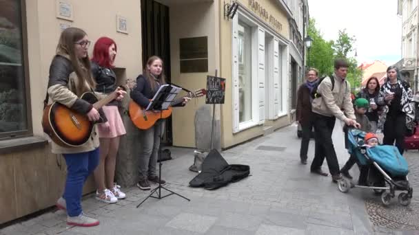 Chica músico trío cantar y jugar con la guitarra para la gente transeúnte — Vídeos de Stock