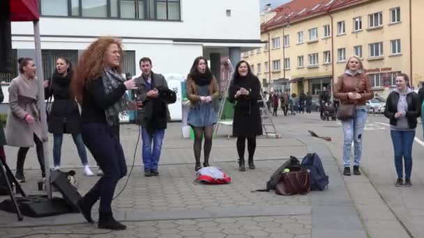 Γυναίκα τραγουδούν με το μικρόφωνο και το χορευτικό συγκρότημα εκτελέσει στο δρόμο — Αρχείο Βίντεο