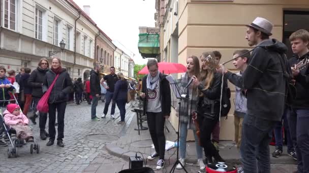 Teeniemusiker spielen Gitarre und singen und die Leute hören zu. 4k — Stockvideo