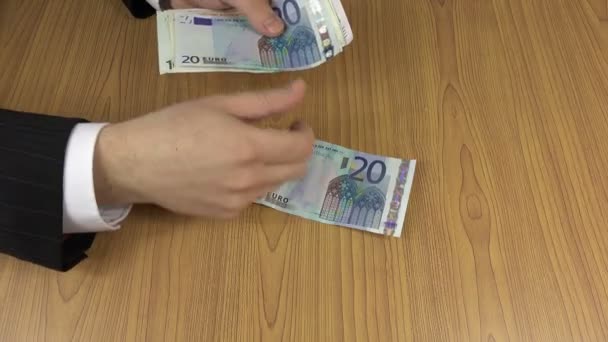 Üzleti ember gróf készpénz pénz eurobankjegyek asztalra. 4k — Stock videók