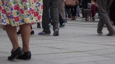 eğlenceli dans lindy hop açık. İnsan eteklerine yakın çekim.