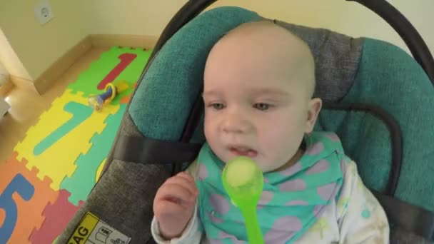 O pai alimenta a menina da colher com purê de batata de frutas. 4K — Vídeo de Stock