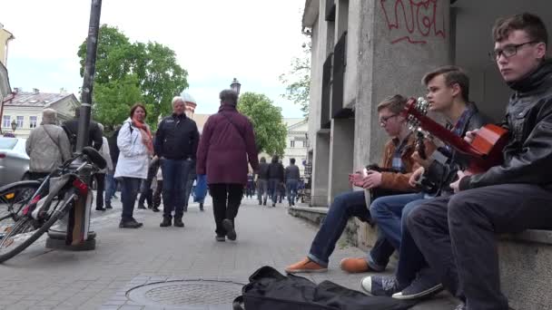 Jongen trio spelen gitaar trommel voor mensen op straat geval voor geld — Stockvideo