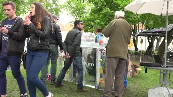 La gente compra cócteles de frutas naturales en el bar helado al aire libre. 4K — Vídeo de stock