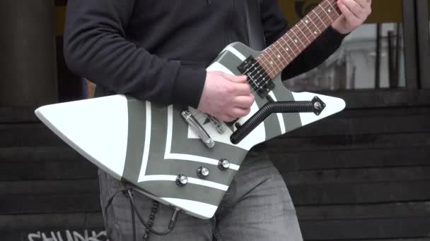 Closeup of man hands play electric bass guitar in street. 4K — Vídeo de Stock