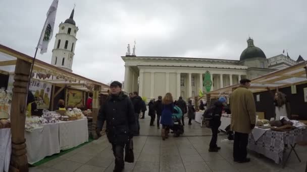 Produtos alimentares naturais vendidos em feira de mercado ao ar livre perto da catedral — Vídeo de Stock