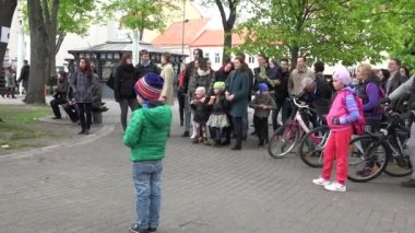 İnsanlar izleyici davulcu performans keyfini çıkarın. 4k