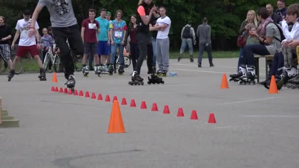 Patineur à roulettes en plastique homme dans une compétition de slalom sur roues . — Video