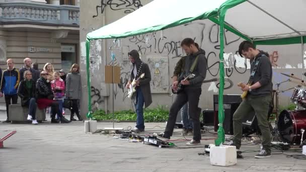 Rock band perform music melody in street — Stock Video