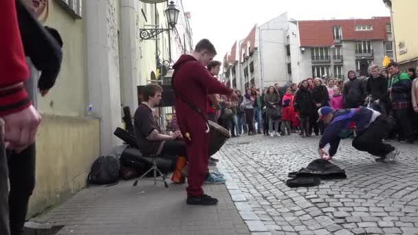 Jonge strips band mensen publiek op straat gebeurtenis entertainen. 4k — Stockvideo