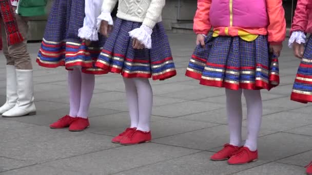 Белорусский детский хор в национальной одежде поет. 4K — стоковое видео