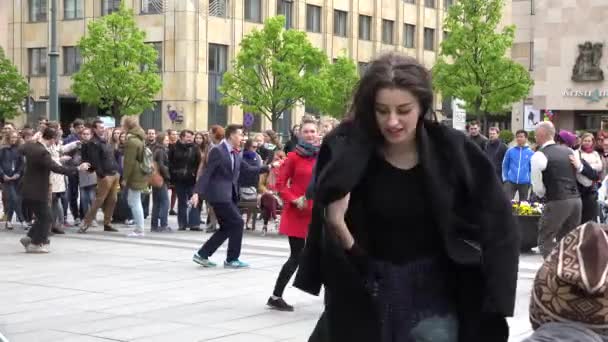 Menina vestir jaqueta e dançarinos de rua executar lindy hop. 4K — Vídeo de Stock
