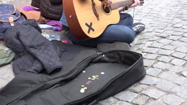 Személy gitározni üres tok pénz utcában — Stock videók