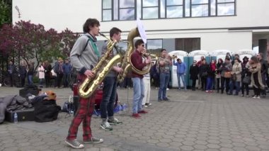 Vatandaş insanlar Nefesli/Üflemeli Saz grubu performans keyfini çıkarın. 4k