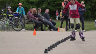 yavaş yavaş ile paten koni çevresinde küçük kız binmek uzaklaştır