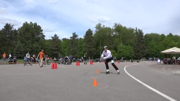 Berg åkare relä slalom kottar på stadium — Stockvideo