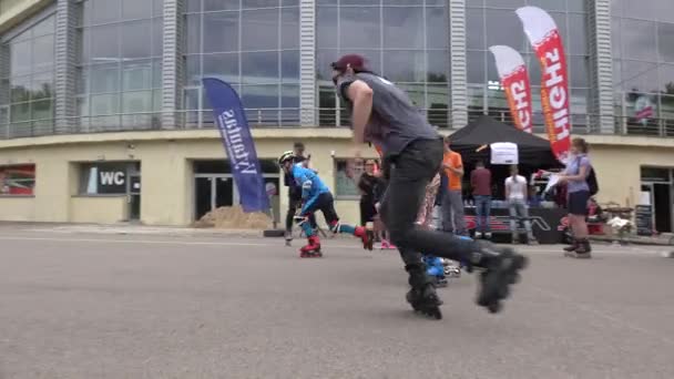 Los patinadores aficionados comienzan en la competición de speedskating. 4K — Vídeos de Stock