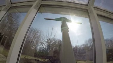 Adam el sprey sıvı ve pencere ragle aracı ile silin. 4k