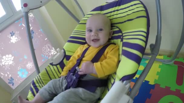 Babyschaukel auf elektrischer Sprungschaukel. Unbeschwerte Kindheit. 4k — Stockvideo