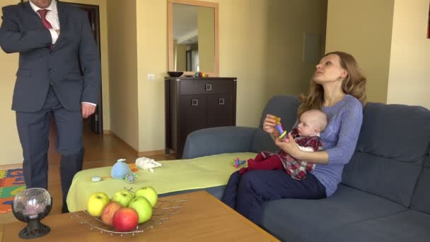 Man lämnar pengar sedlar för fru med baby. 4k — Stockvideo