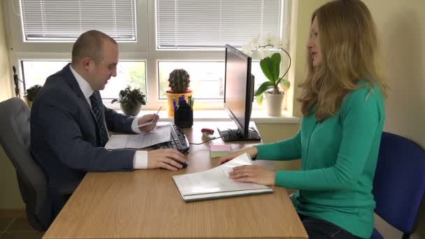 Client vrouw geven smeergeld in envelop aan advocaat voor document werk — Stockvideo