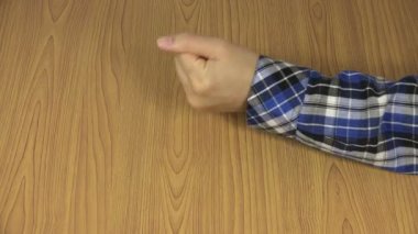 kadın el yumruk ile masaya vurdu ve euro para almak