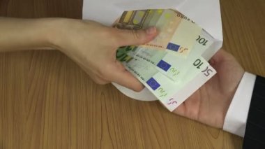 İşkadını zarftan euro nakit banknot rüşvet vermek. 4k