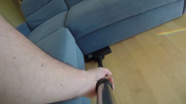 Man händerna med dammsugare verktyg suga damm på trägolv. 4k — Stockvideo