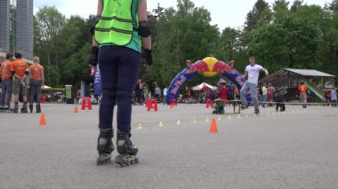 paten patenci yarışmada akrobatik becerilerini göstermek. 4k