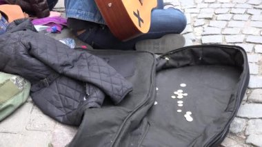 paralar gitar kutusu ve genç kadınlarda gerçekleştirin. insanlar yürümek. 4k